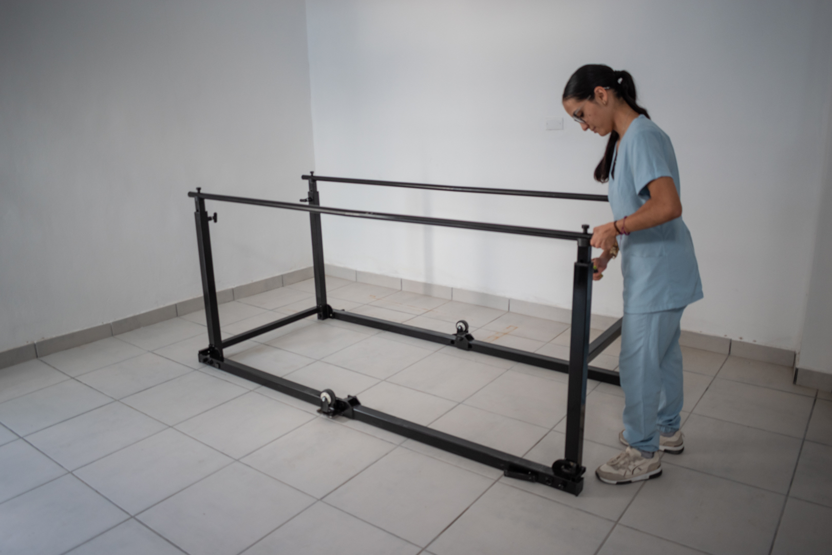 Fisioterapeuta usando barras paralelas
